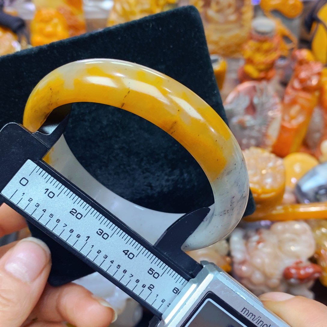 未镶嵌石英质玉（黄龙玉）颈饰