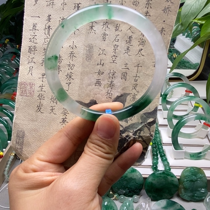 卓***玛石英质玉未镶嵌手镯