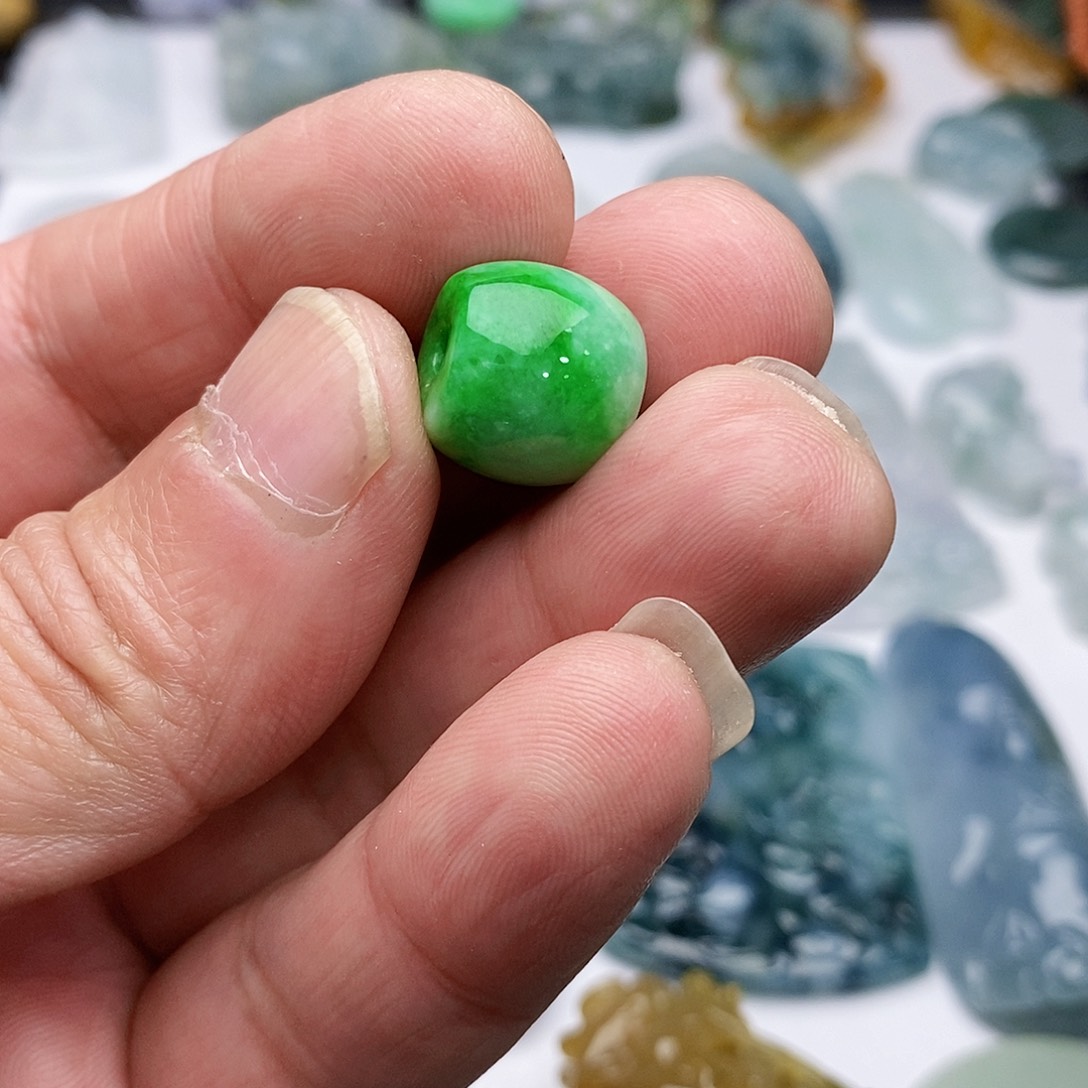 翡翠颈饰未镶嵌晨*香