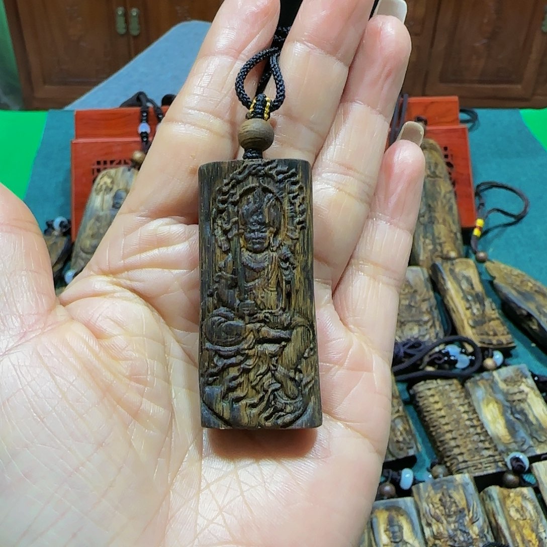 沉香吊坠海南白奇乌身老料雕刻不动明王带绳9.6克