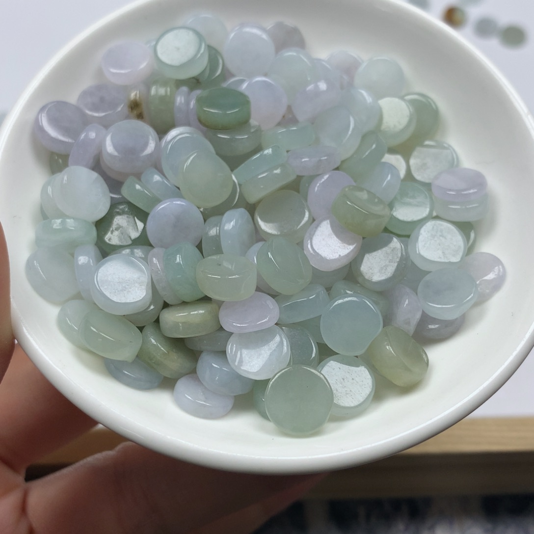 翡翠颈饰未镶嵌原片珠。100颗 