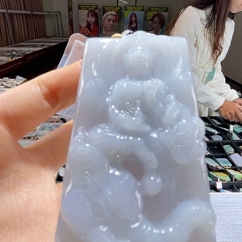 翡翠未镶嵌颈饰一个