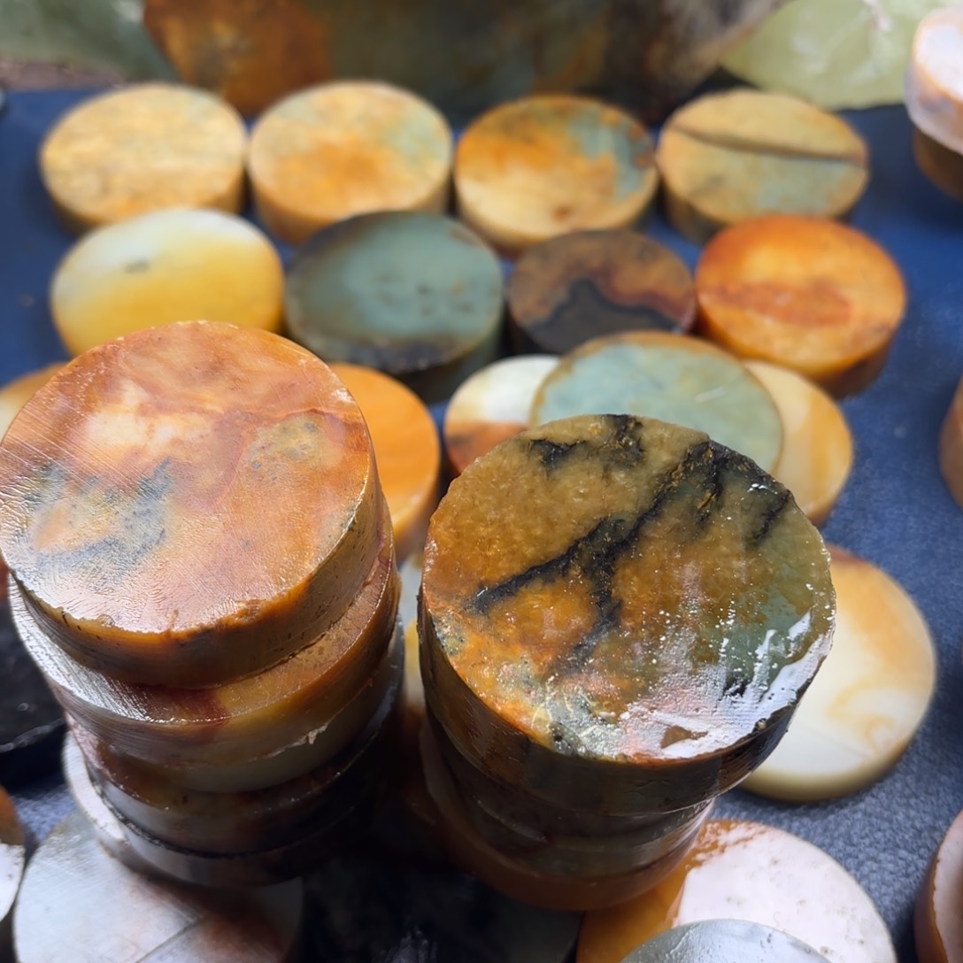 黎***斗蛇纹石玉未镶嵌珠宝半成品