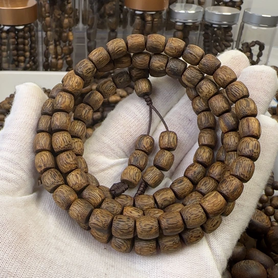 沉香手串এ****༻绿奇楠陆河直纹鼓珠27.7克