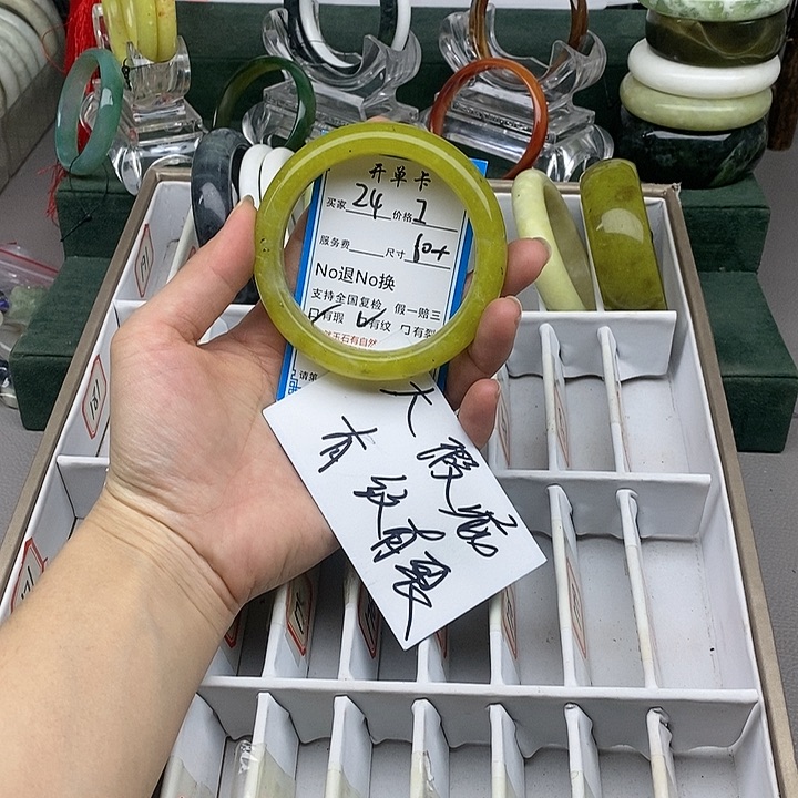 蛇纹石玉未镶嵌手镯