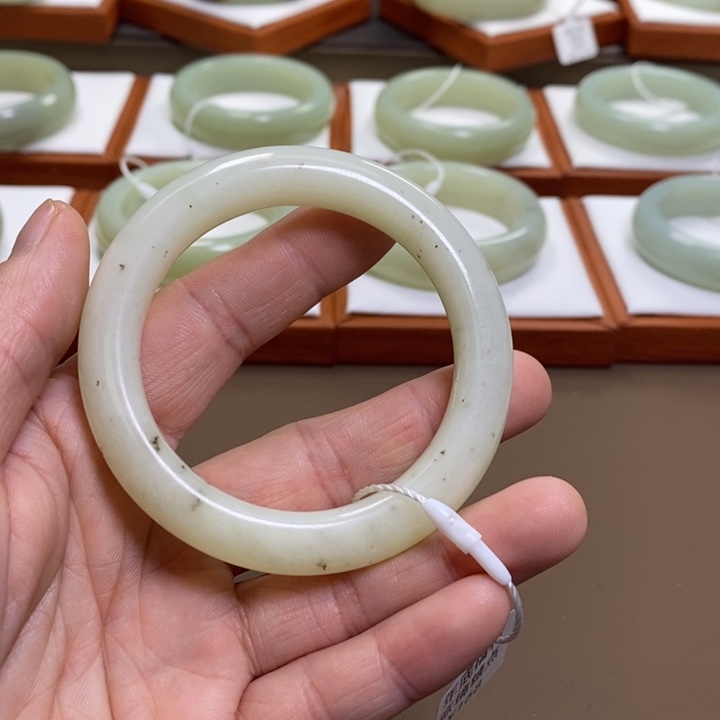 l***ㅤ和田玉未镶嵌手镯