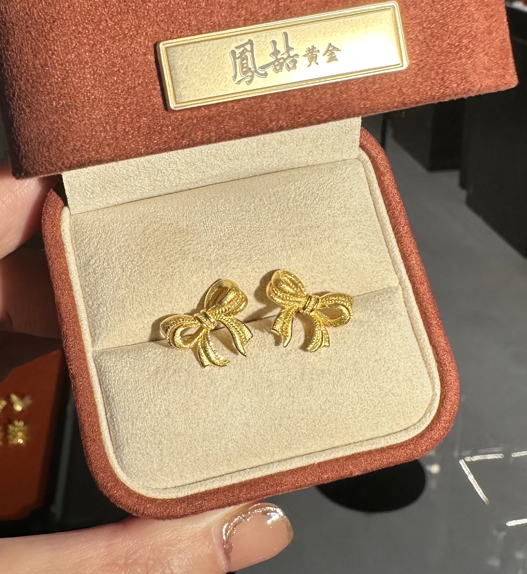 0142鳳喆錾刻镂空花丝工艺设计师款蝴蝶节婚嫁国风耳钉足金999