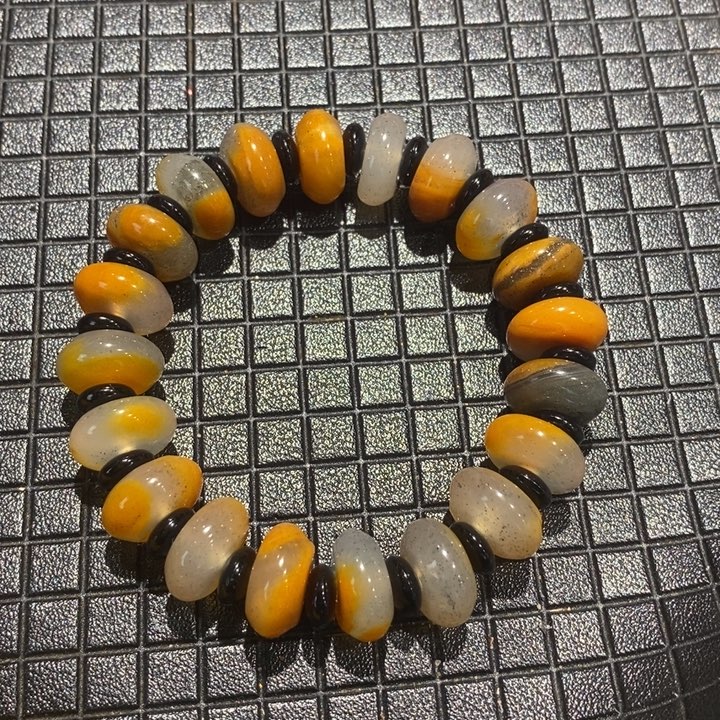 未镶嵌石英质玉（黄龙玉）颈饰