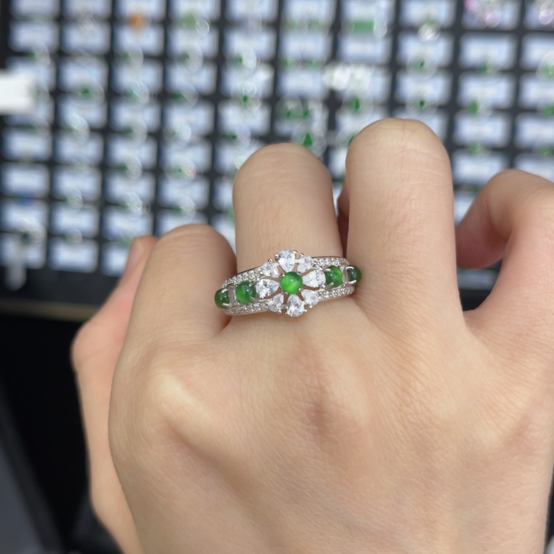 翡翠戒指银S925镶嵌翡翠戒指