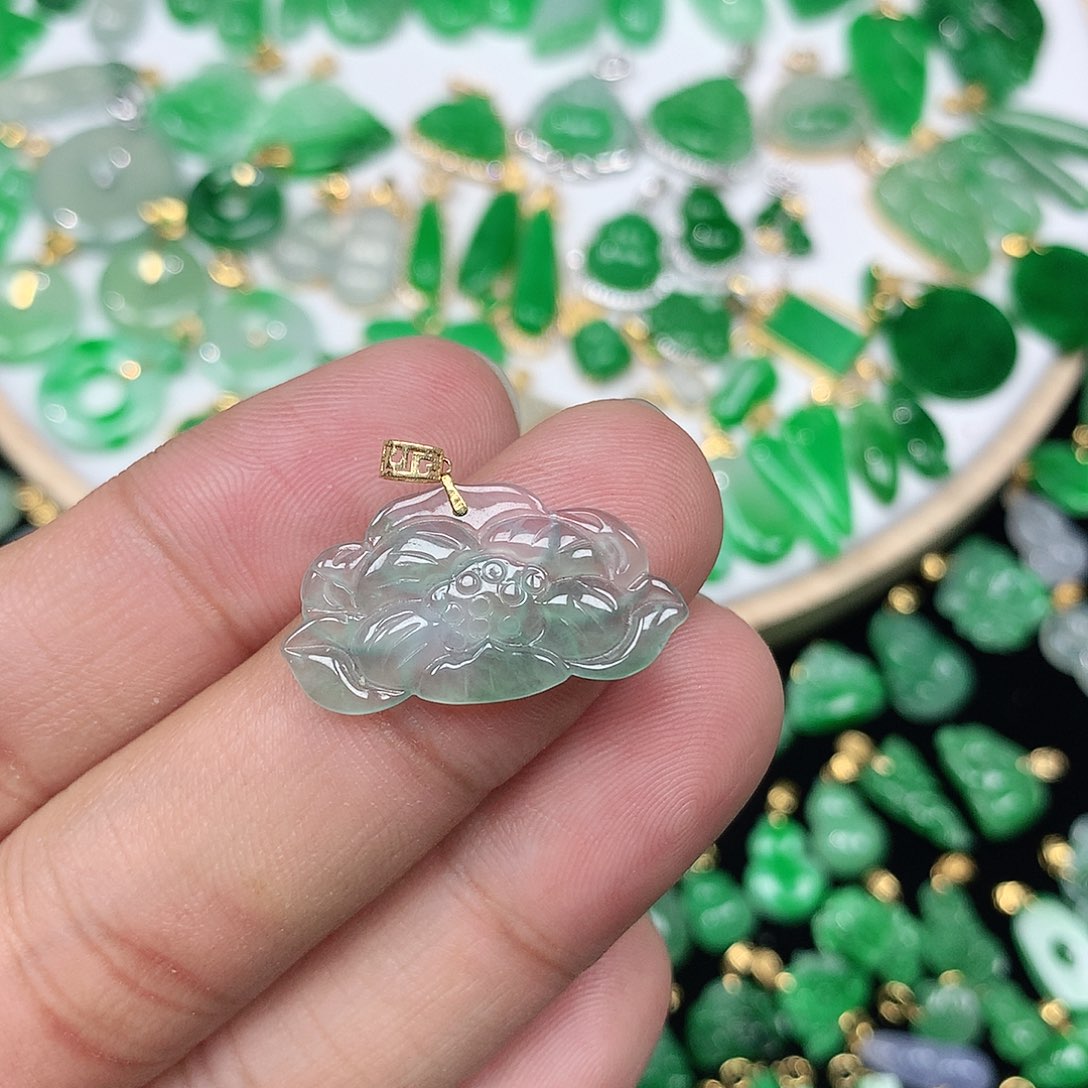 翡翠颈饰18K金镶嵌小巧精美冰飘绿莲花