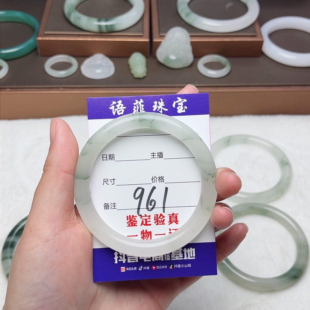 石英质玉颈饰未镶嵌呓*?