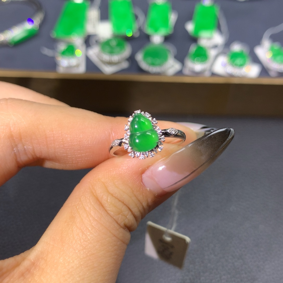 翡翠戒指18K金镶嵌翡翠