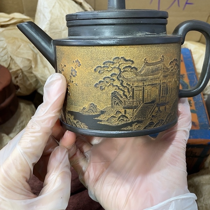 紫砂茶壶原矿泥料手工制作的一把紫砂壶。