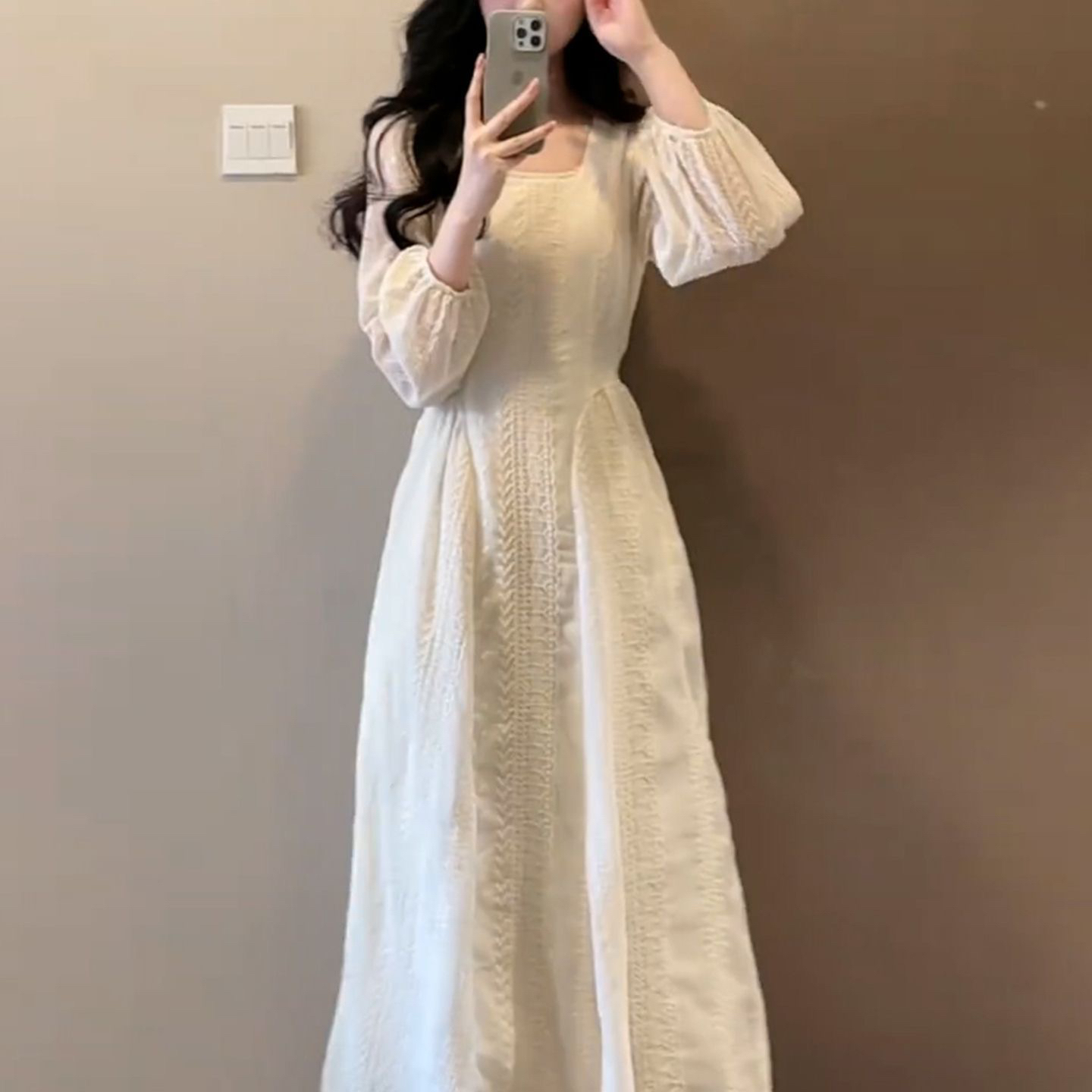 2025新款温柔风重工蕾丝连衣裙子女早秋季法式初恋系白色收腰长裙