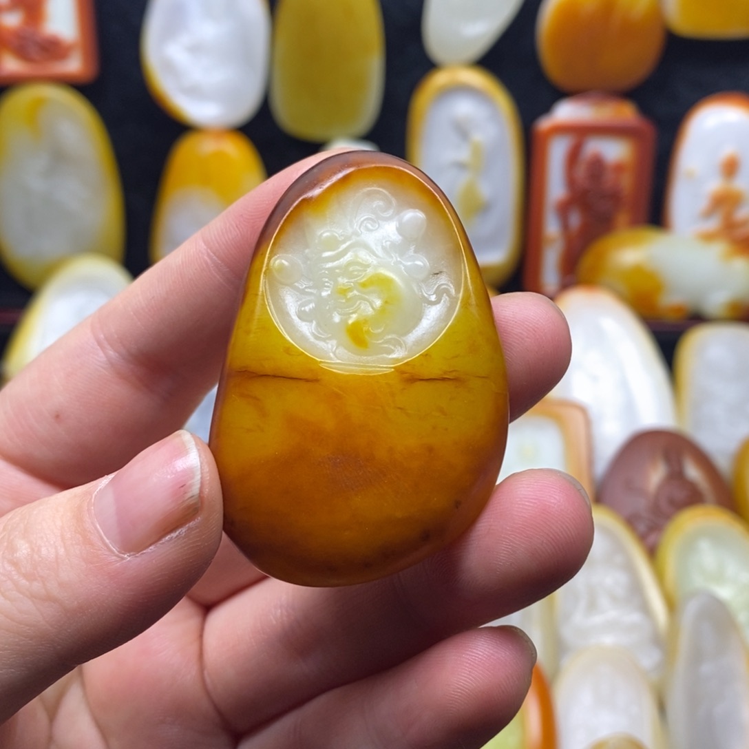 郝***维和田玉未镶嵌颈饰