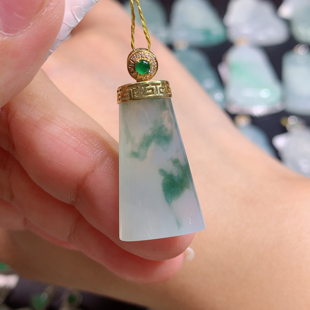 翡翠18K金镶嵌颈饰无事牌