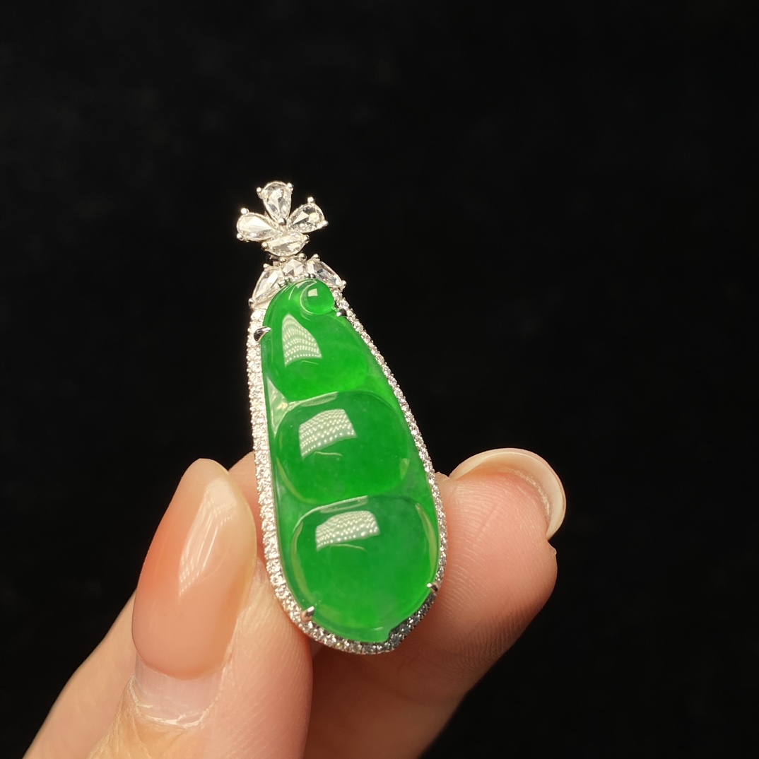 天然A货翡翠高冰种正阳绿颈饰豆子吊坠18K真金真钻镶嵌C4121201
