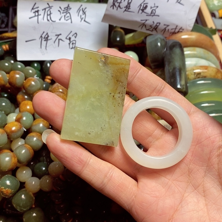 蛇纹石玉颈饰未镶嵌