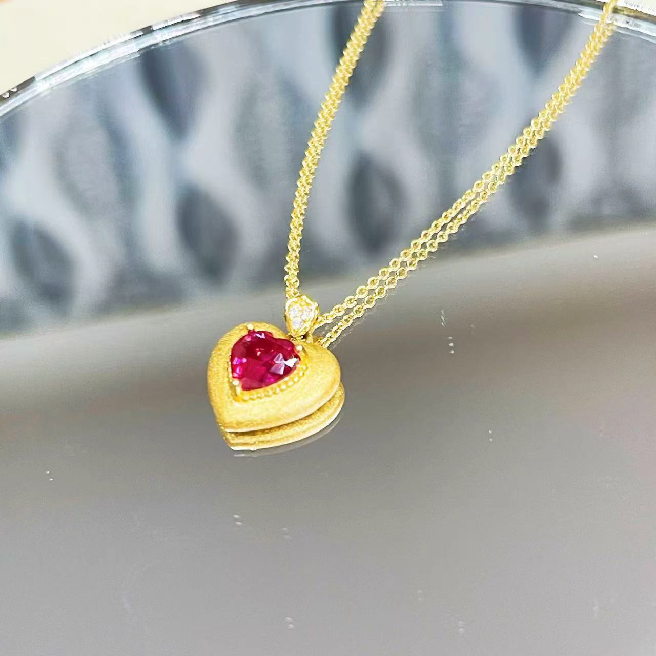 培育红宝石18k金红宝石拉丝大爱心吊坠