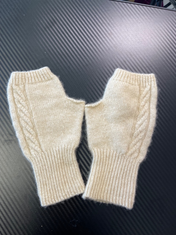 100 山羊绒 重工艺一线成型纽花半指羊绒手套