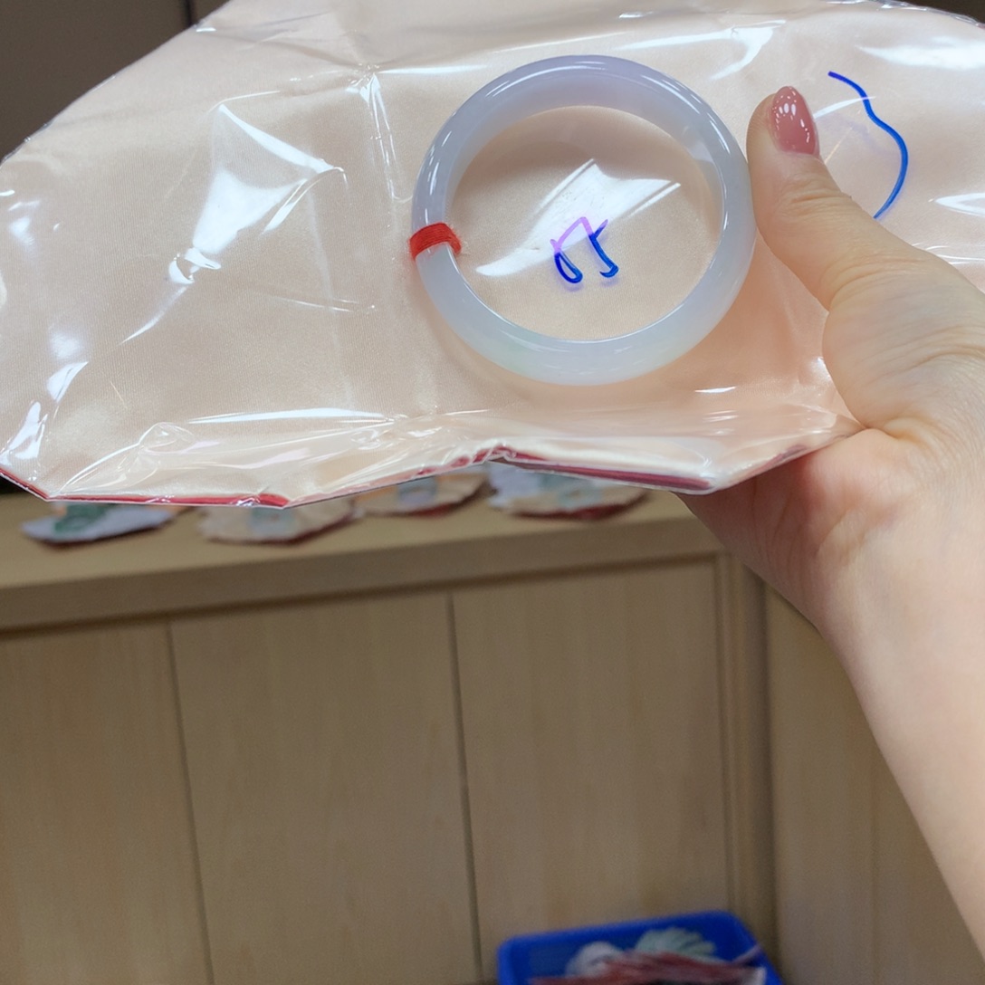 翡翠手镯未镶嵌不退不换