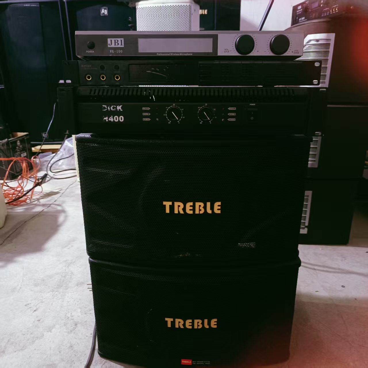 10寸音响一对 功放机一台 效果器一台 无线话筒一套 不包邮