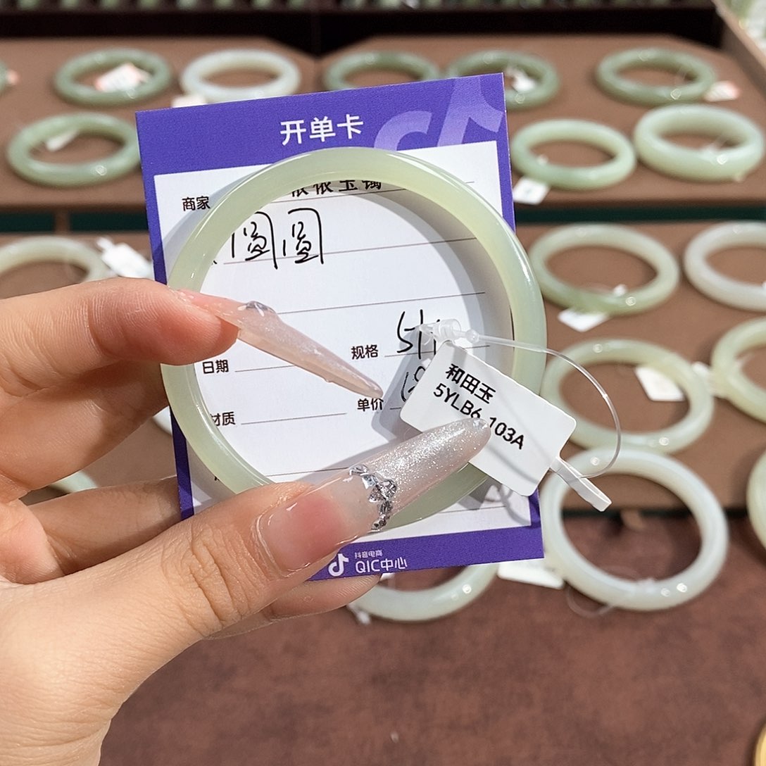 和田玉手镯未镶嵌圆*?