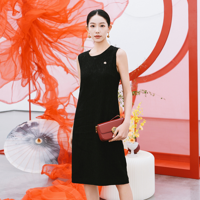 EP雅莹早秋新品 复古优雅压褶圆领背心连衣裙无袖小黑裙4102A
