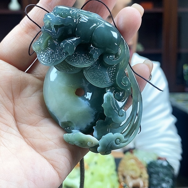 蛇纹石玉吊坠未镶嵌