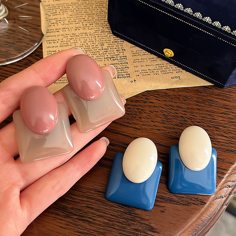 合金树脂耳饰 复古港风撞色树脂耳钉女2025新款耳环方圆脸显脸小