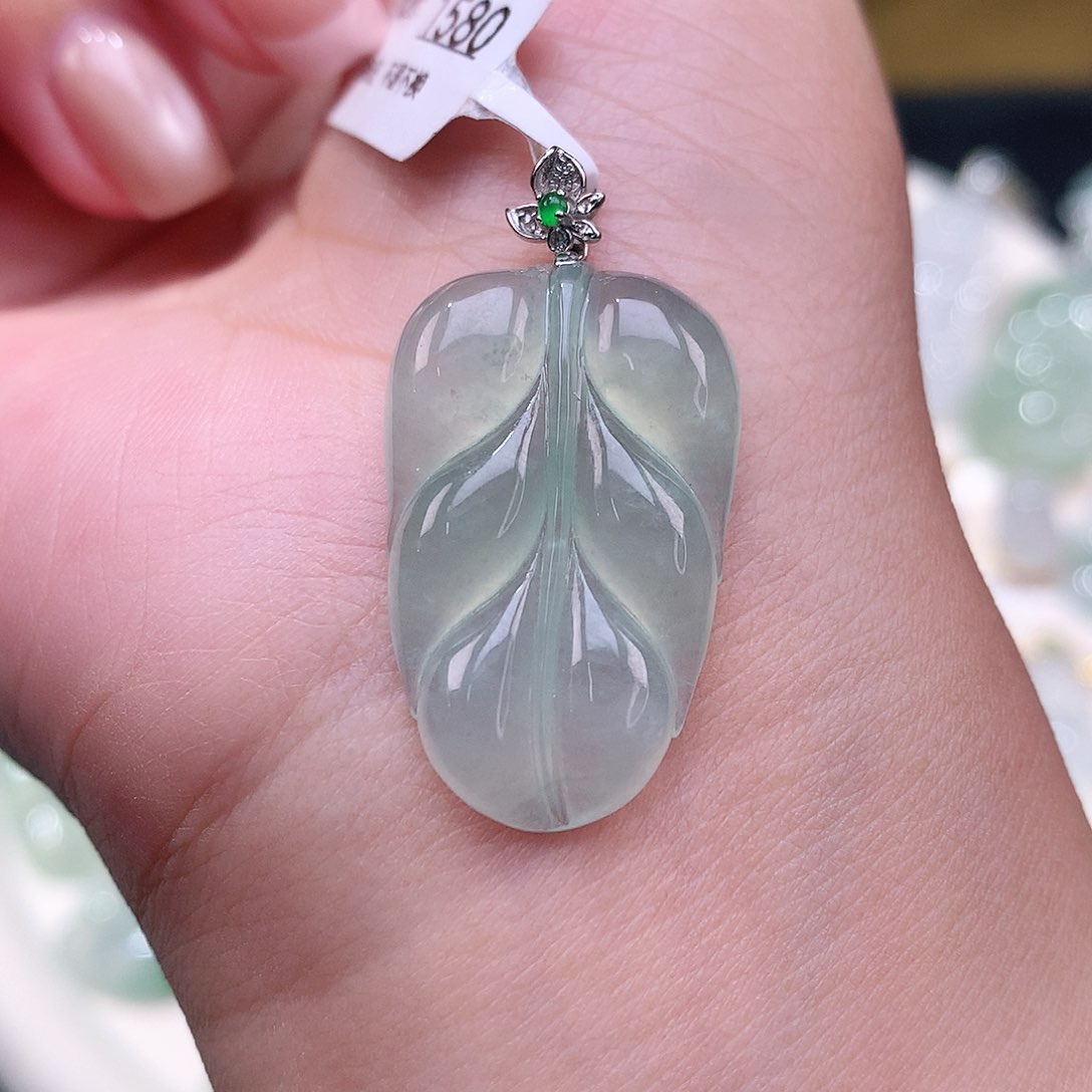 颈饰18K金镶嵌翡翠叶子