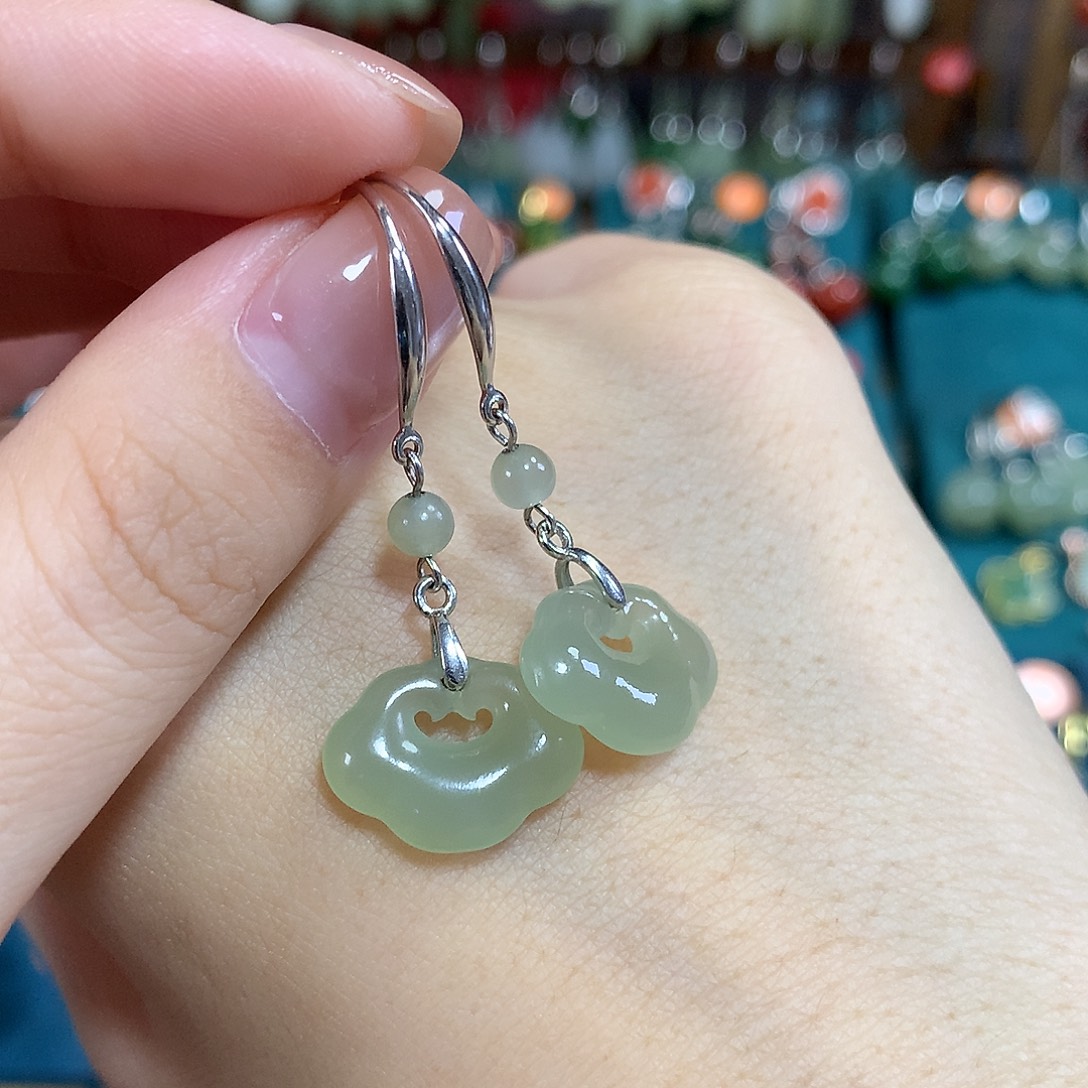 紫***子和田玉银S925镶嵌耳饰卡16左右