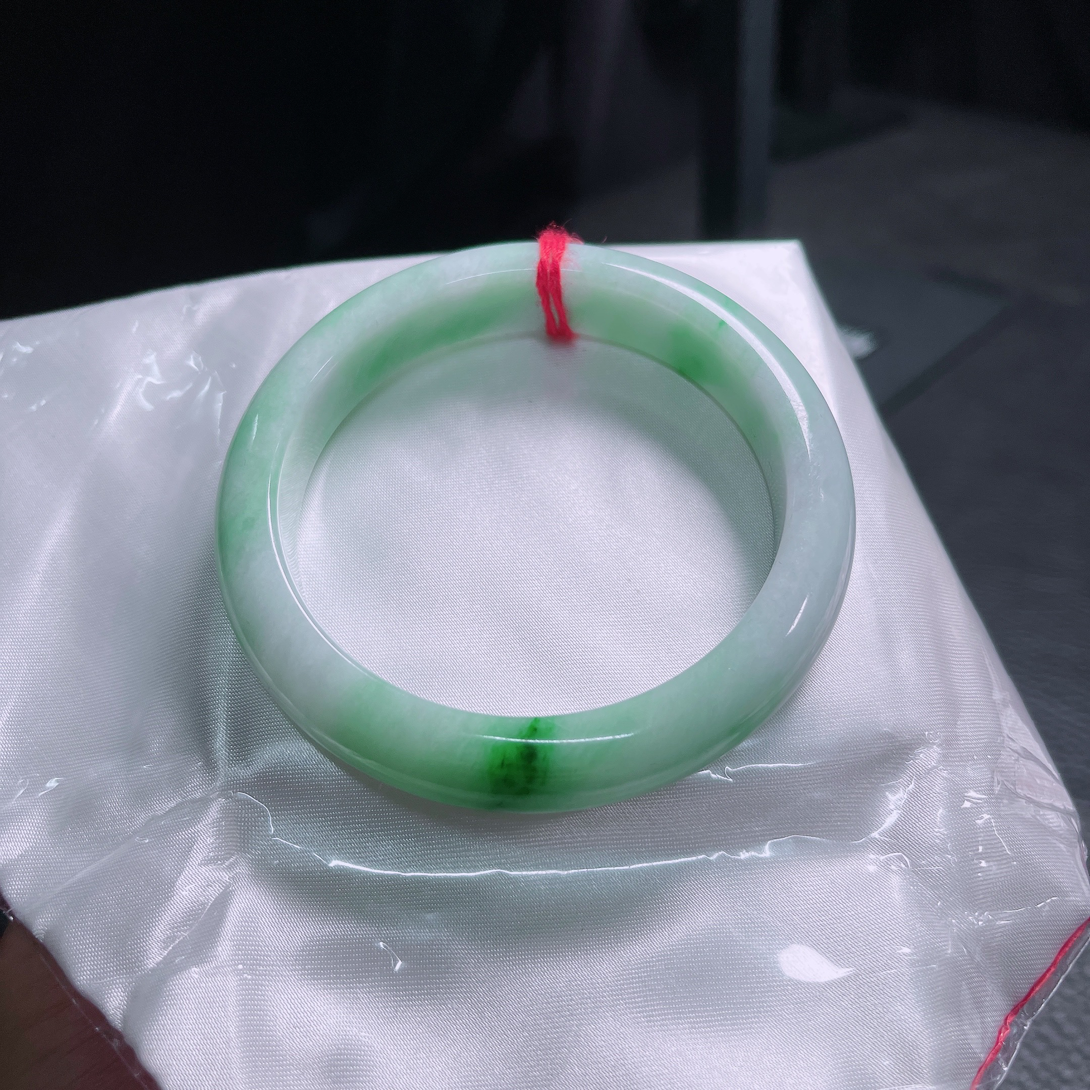 61圈口冰润飘阳绿宽边手镯0003尺寸60.6*12.8*9mm有纹无裂