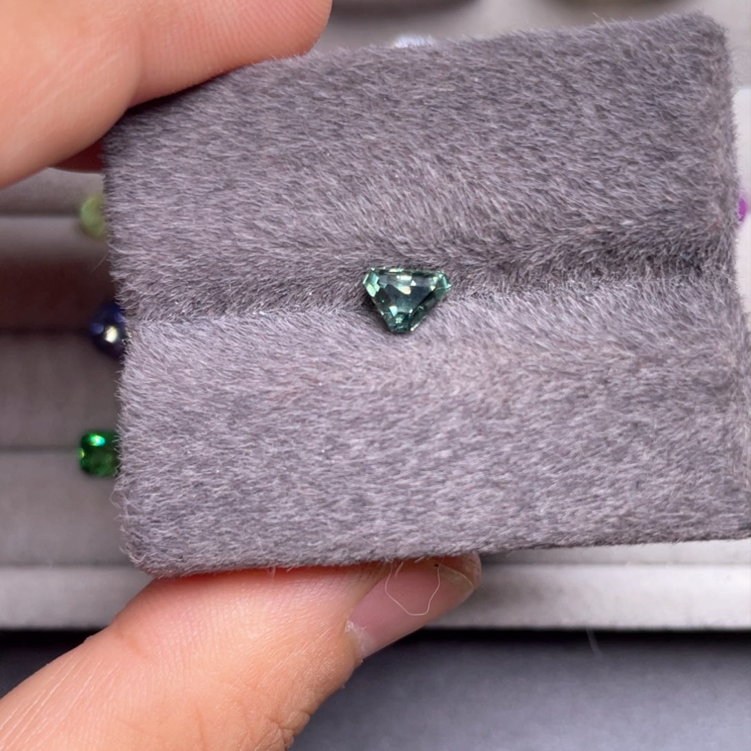 彩色蓝宝石裸石未镶嵌消****脊