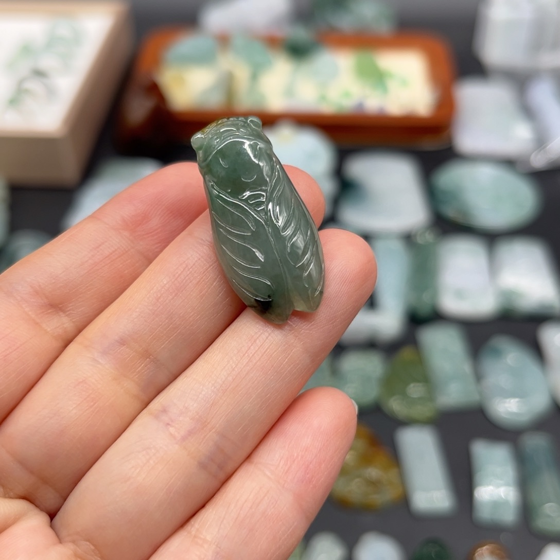 翡翠未镶嵌颈饰蝉