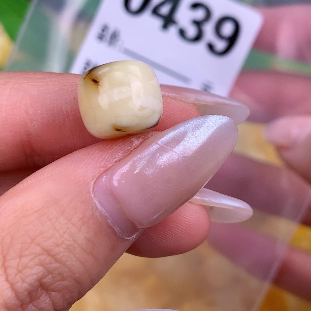 蜜蜡未镶嵌珠宝奇石