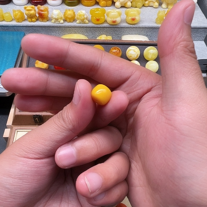 琥珀未镶嵌裸石鸡油黄