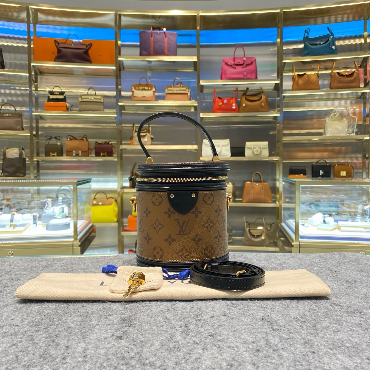 全新未使用 LV 仅试背一次 Lv老花发财桶芯片款 原价23600