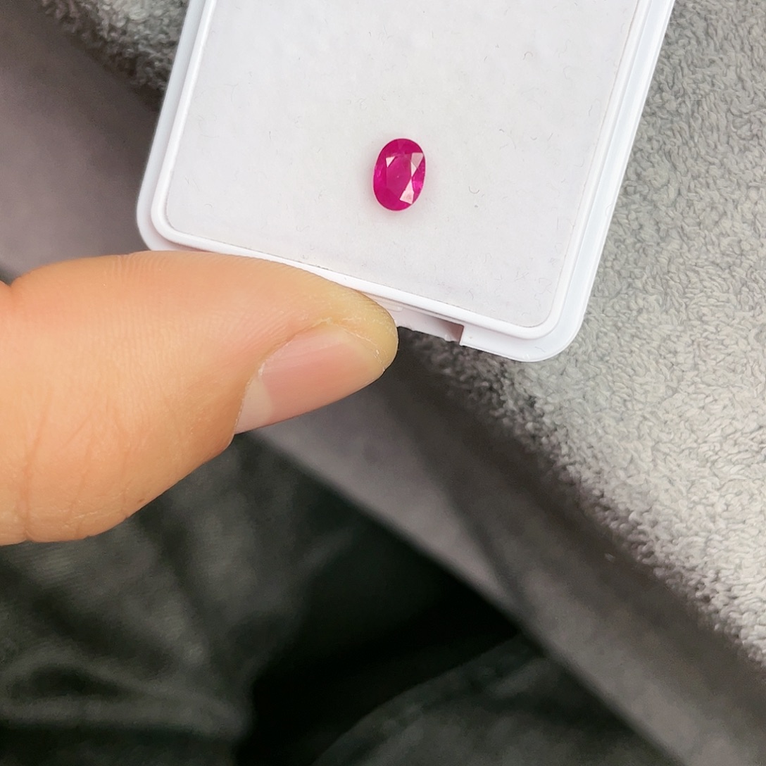 红宝石裸石未镶嵌0.78Ct。