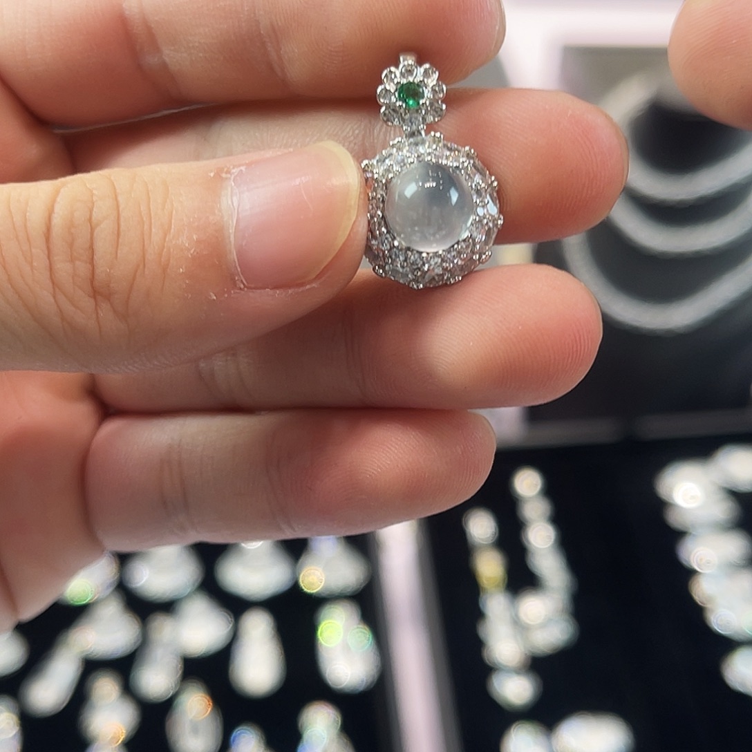 石英质玉合金颈饰
