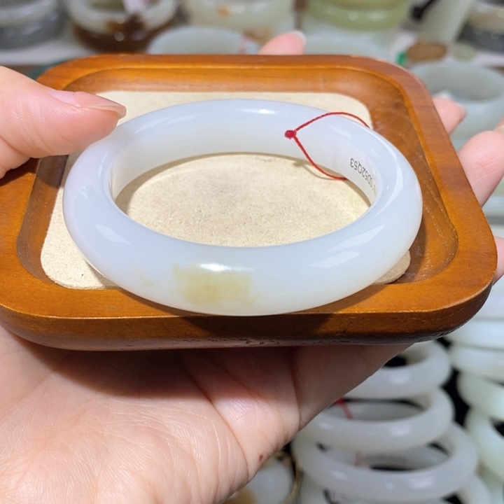 和田玉手镯未镶嵌53糖白镯