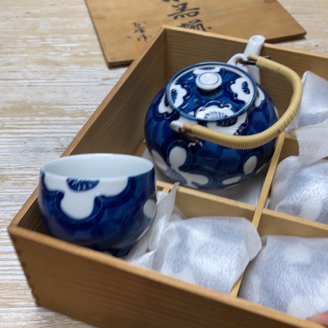 瓷片密密麻麻地排列着一