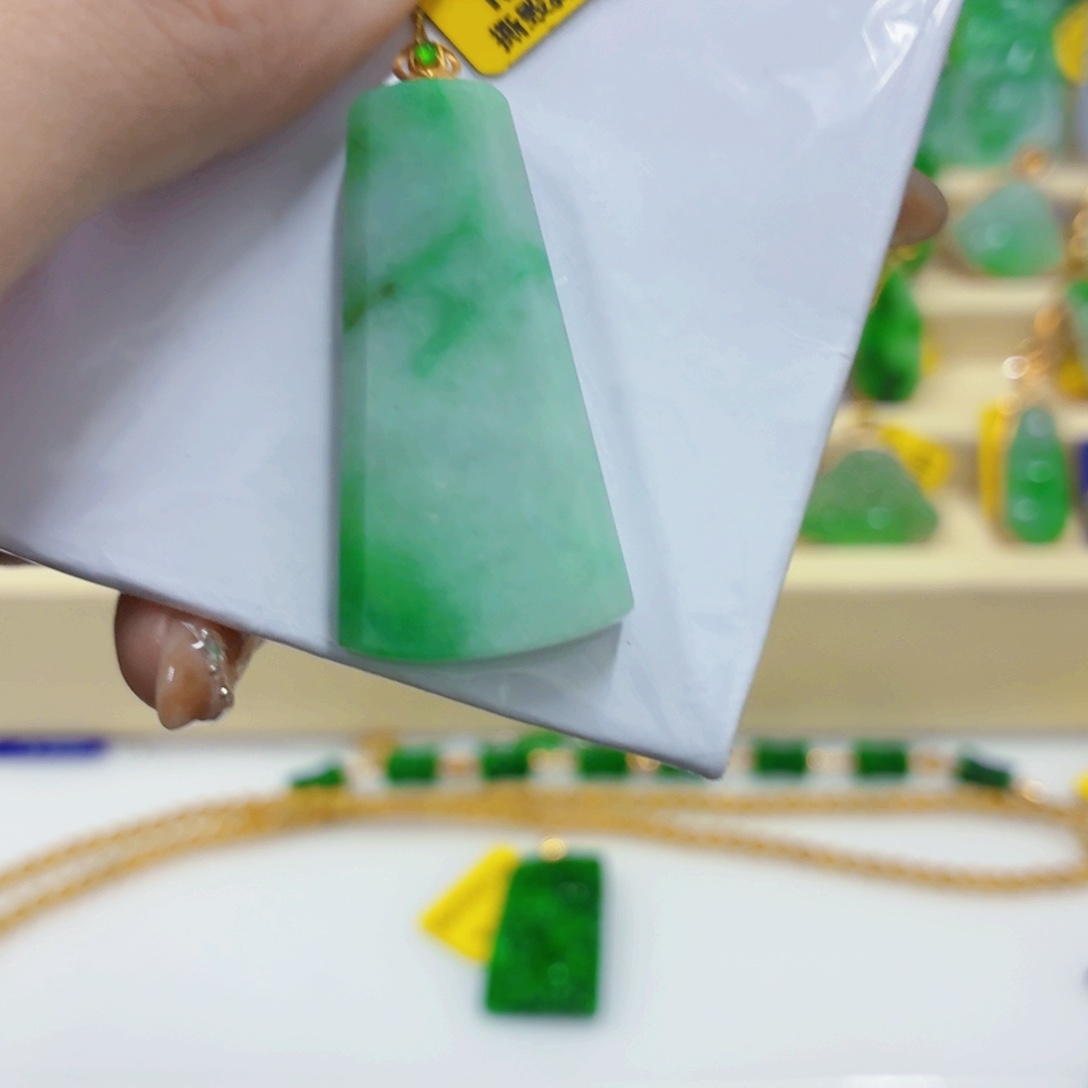 翡翠18K金镶嵌颈饰