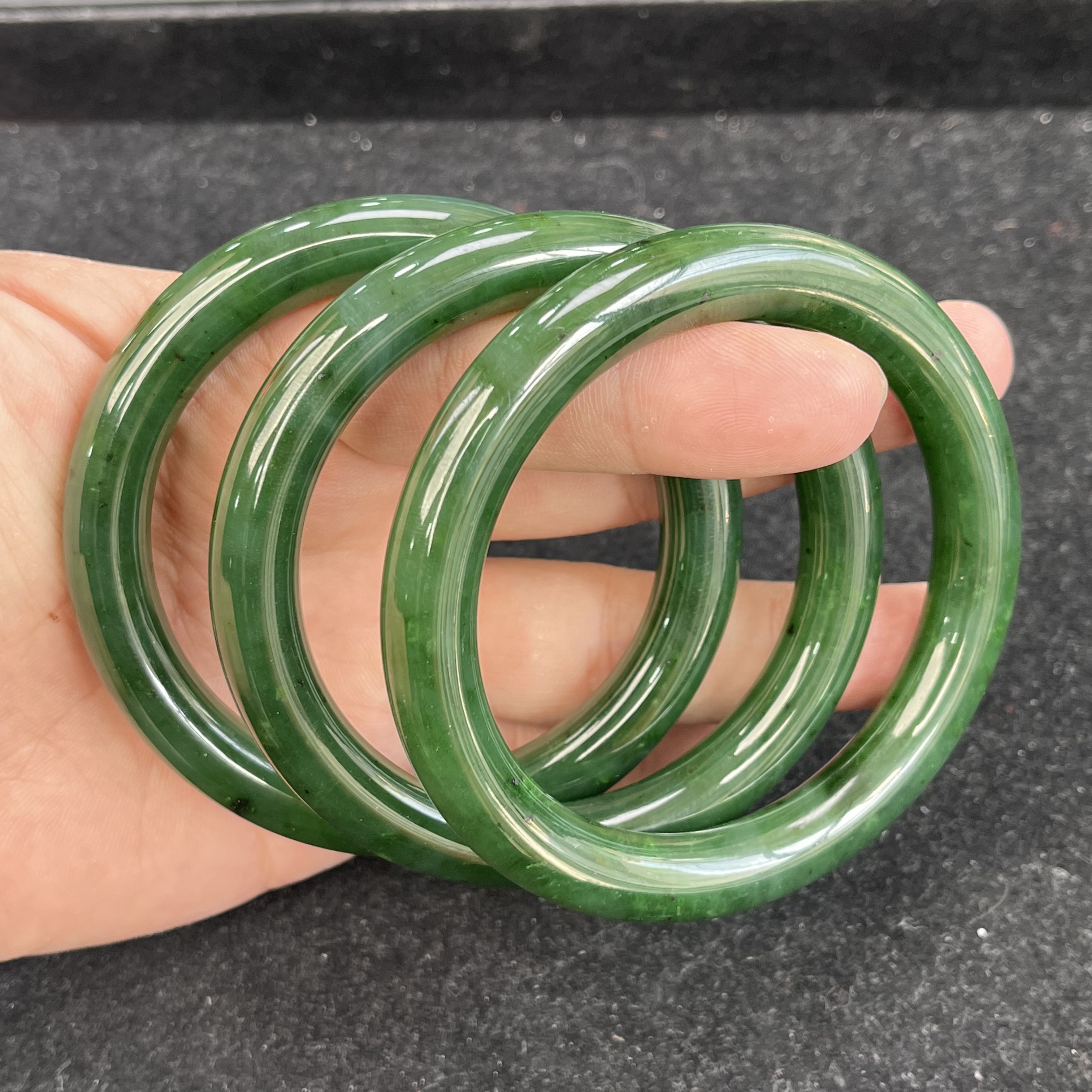 【源石珠宝】和田玉碧玉菠菜绿辣绿手镯多样性发一