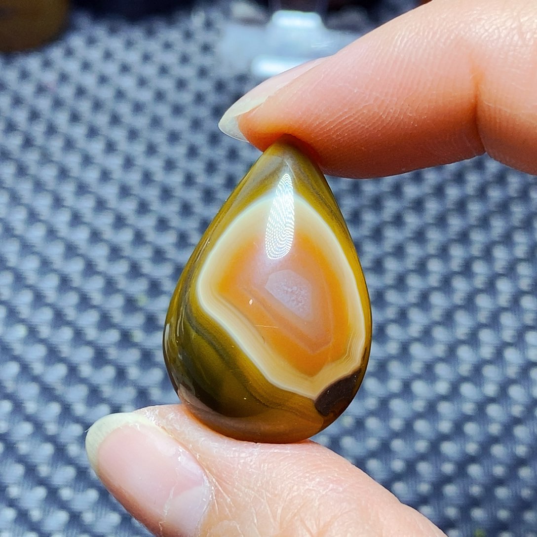未镶嵌颈饰玛瑙/玉髓卧**山