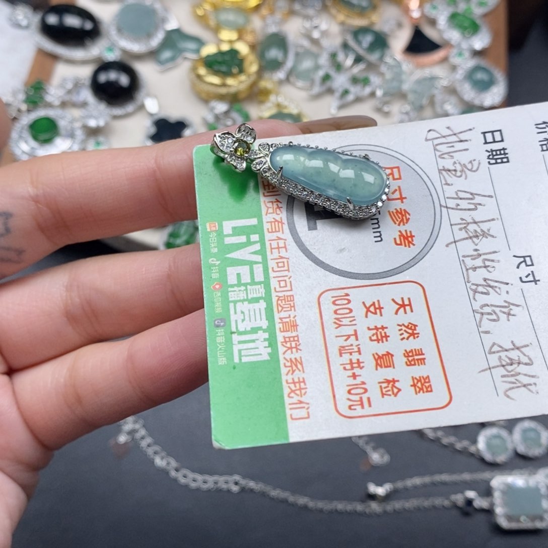 翡翠颈饰未镶嵌翡翠