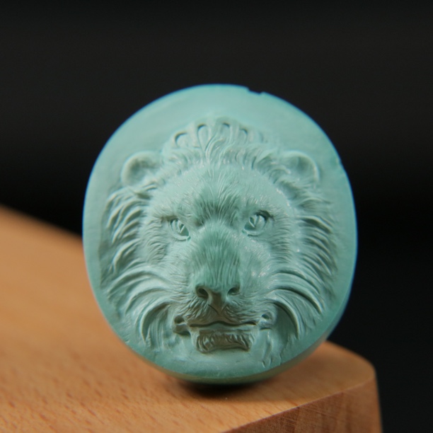 原矿绿松石狮子王吊坠，尺寸25.8×28.4×11.8mm，重9.6g，