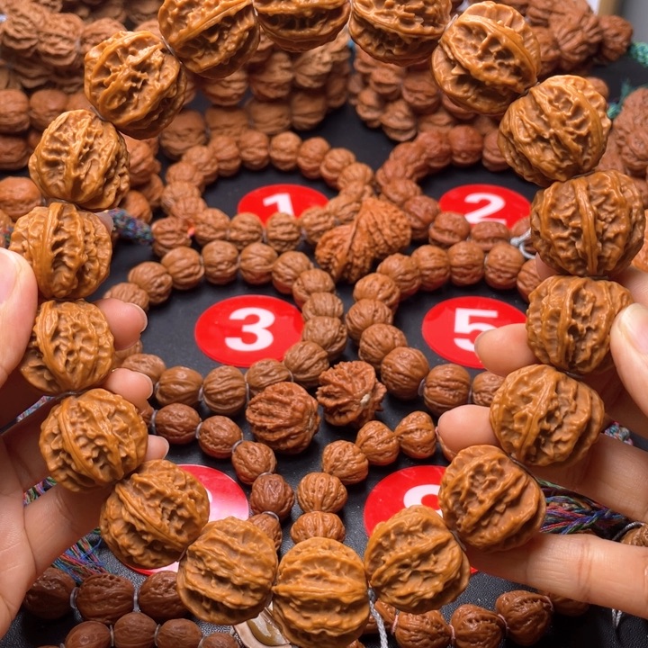 文玩核桃吊坠龙脊八棱