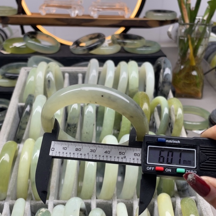 蛇纹石玉手镯未镶嵌247