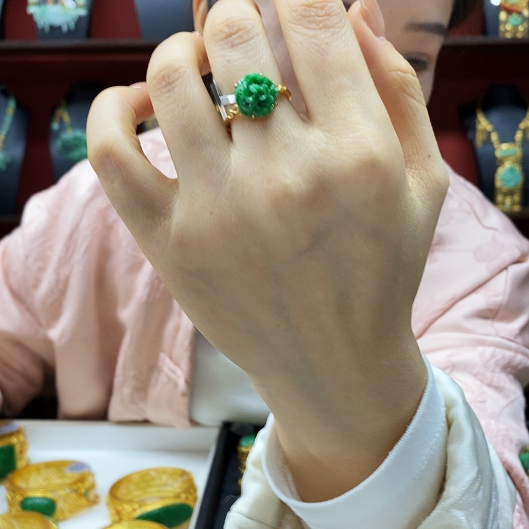 翡翠未镶嵌颈饰戒指